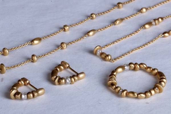 “1点物”ジュエリーブランド「ロウジェ」が伊勢丹新宿店に、18金ビーズ輝くネックレス＆ピアス