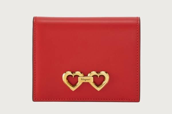 フェラガモのウィメンズ財布、“ハート型”ガンチーニ＆真っ赤なレザーの二つ折り財布など