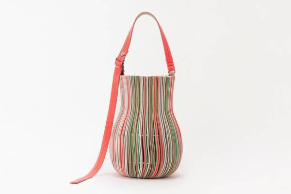 ゴジュウニ バイ ヒカルマツムラ新作バッグ「ページ」“素材の断面”で構成されたつぼ型シルエットで