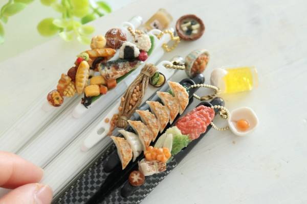 “本物そっくり”ミニチュアフード作品が渋谷スクランブルスクエアに集結、すき焼き＆餃子ボールペンなど