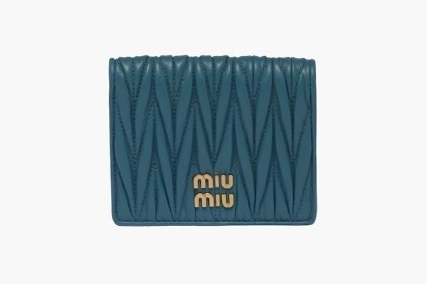 ミュウミュウの23年春夏新作財布＆カードケース、マテラッセレザー×「MIU MIU」メタルロゴ