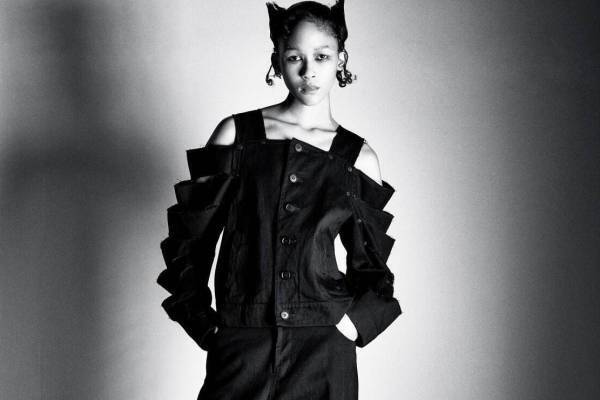 リミ フゥ23年春夏新作、オールブラックデニム“大胆カット”ドレス＆ウォームグレーのジャンプスーツ