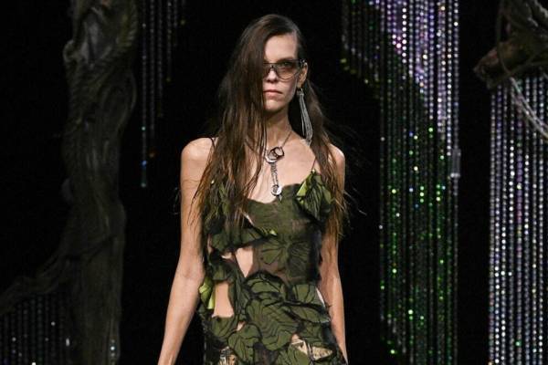 アクネ ストゥディオズ 2023年秋冬ウィメンズコレクション - “ファンタジーの森”へと誘う