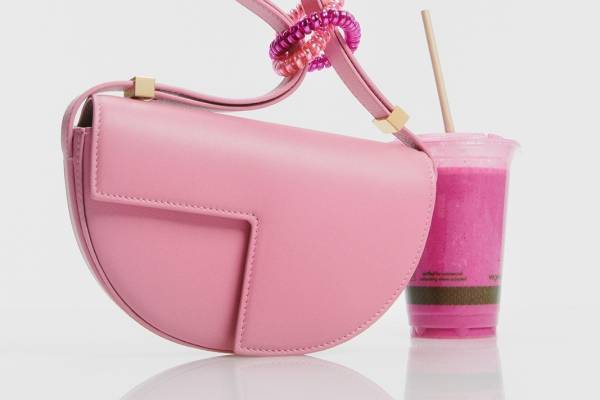 パトゥ新作バッグ「ル プティ パトゥ バッグ」、半月型アイコンバッグがミニサイズに