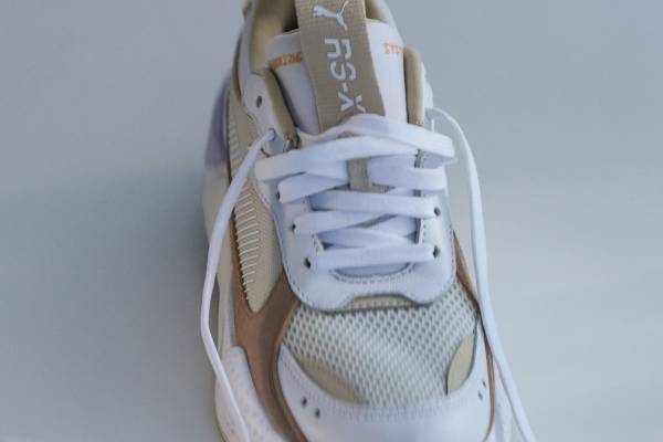 エミ「プーマ」“春カラー”の新作スニーカー、深みグリーンのコラボサンダルも