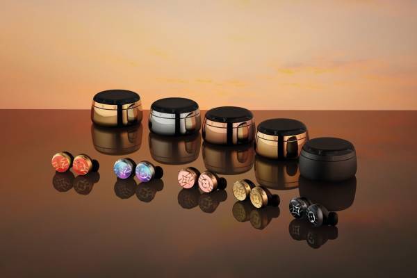 ルイ・ヴィトン新作“モノグラム”入りイヤホン「ホライゾン ライト・アップ」トラベルケース付きで