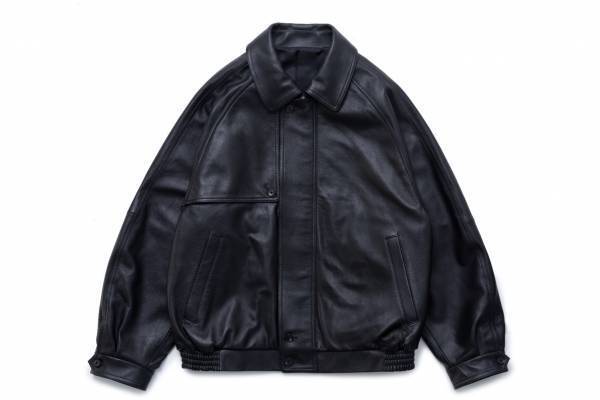 シュタインのワンエルディーケー別注レザージャケット、ネイビーブラックのシープスキン＆ゴートスエードで