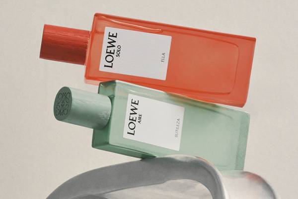 ロエベ フレグランスの限定香水セット、“組み合わせて楽しむ”2つのフローラル系の香り