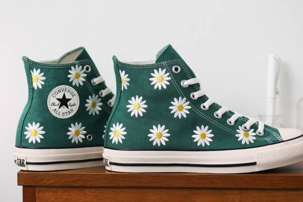 コンバース“デイジーの花刺繍入り”新作ハイカットスニーカー、クラシカルなグリーンキャンバスで