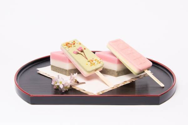 キス トリーツのひな祭り限定“菱餅”風アイスキャンディ、桜の塩漬け＆あられをトッピング