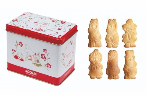 「ムーミンママ」の母の日限定グッズ、“赤い花々”を描いたクッキー缶＆マグカップ