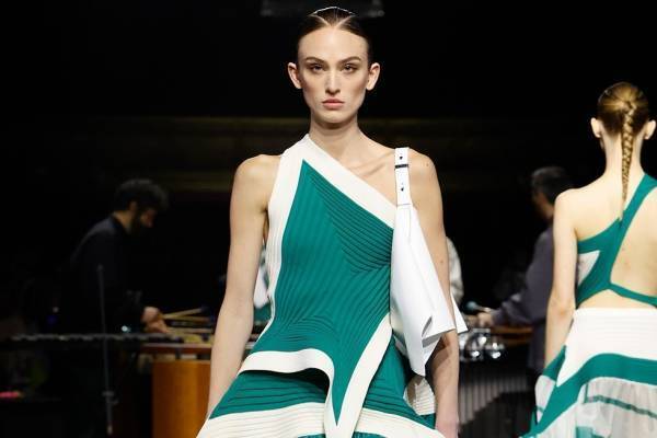 イッセイ ミヤケ 2023-24年秋冬コレクション - 動き出し変形する「四角」