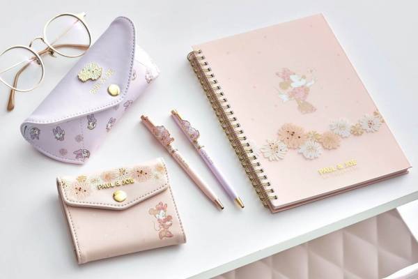 ポール ＆ ジョー“ミニーマウスとデイジーダック”の文房具やパスケース、ディズニーストアで