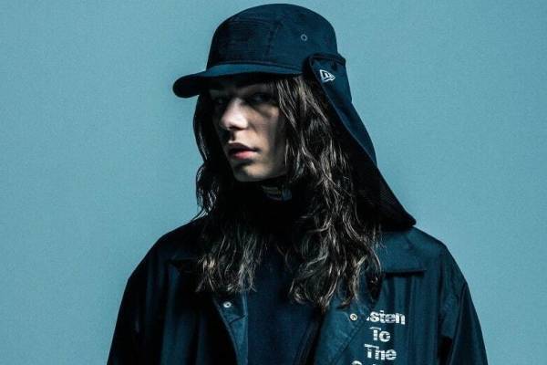 タカヒロミヤシタザソロイスト．×ニューエラ、取り外し可能なサンシェイド付きキャップやジャケット