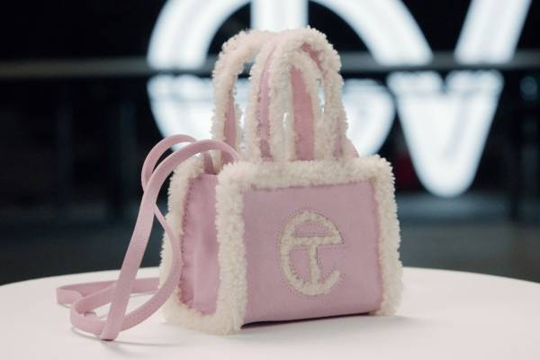 UGG×テルファー“ふわふわロゴ”のコラボバッグ新色、淡いベビーピンク＆ブルー