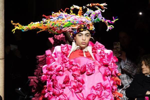 コム デ ギャルソン 2023-24年秋冬コレクション - 自由にエネルギッシュに