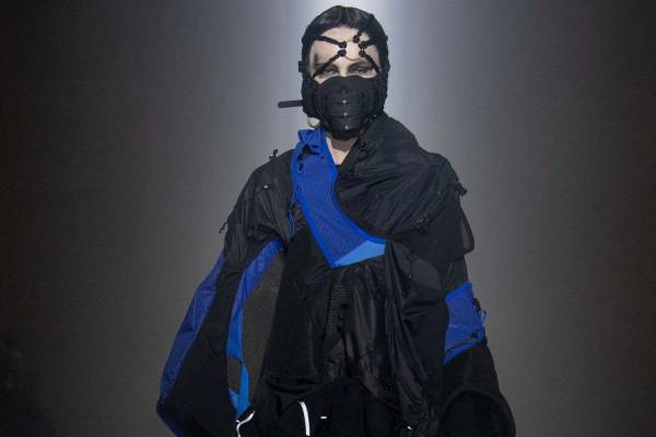 ジュンヤ ワタナベ  2023-24年秋冬コレクション - ダークなムードに溶け込むエレガンス