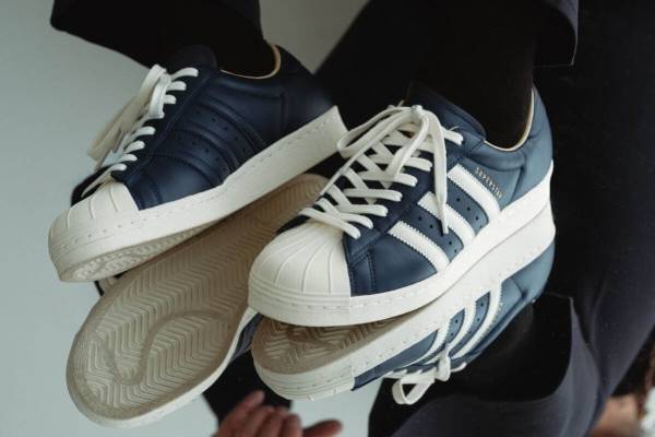 アディダス オリジナルス新作スニーカー「スーパースター 80s」“スリーストライプスの起源”着想