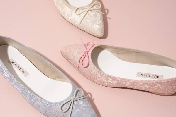 ダイアナ新作“ボタニカルダイレース柄”パンプス＆バレエシューズ、金木犀で染めたアイボリー