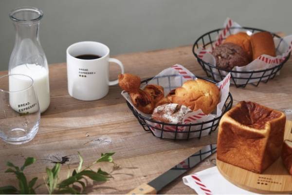 3COINS×「パンとエスプレッソと」コラボ、“特別ロゴ入り”フレンチトーストプレートなど