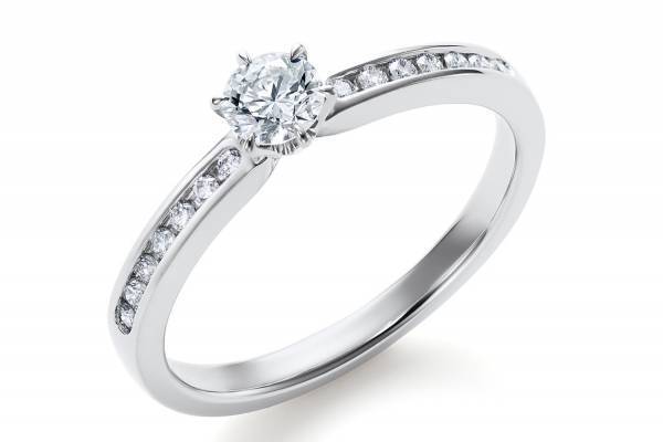 ロイヤル・アッシャー新作ブライダルリング、異なるセッティングのダイヤモンド輝くエンゲージリングなど