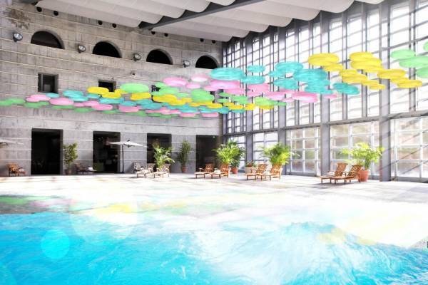 星野リゾート リゾナーレ八ヶ岳、カラフルなうきわで“砂浜”着想のプールサイドを彩るイベント