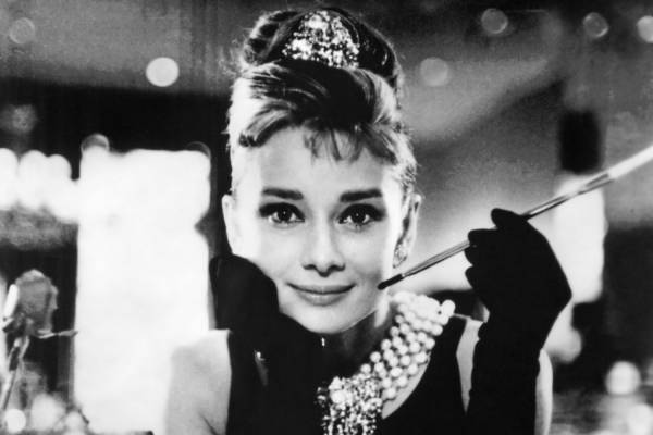 オードリー・ヘプバーンの写真展が美術館「えき」KYOTOで、撮影中オフショットなど作品約120点