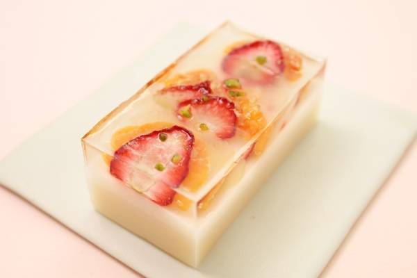 亀屋良長“いちご大福”イメージの春限定羊羹、トーストして味わうベリー味のスライスようかんも