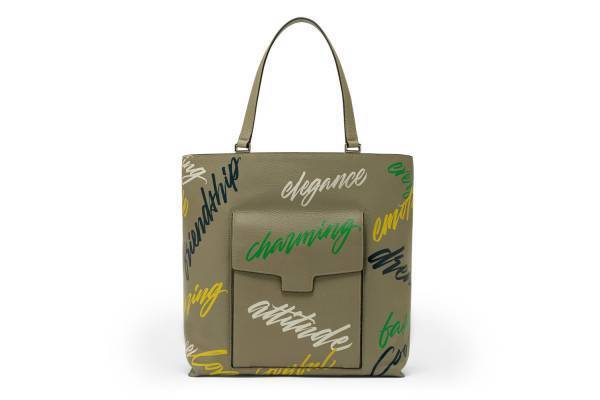 フルラ“カリグラフィー入り”新作メンズトートやバックパック、アーティスト・小泉遼とコラボ