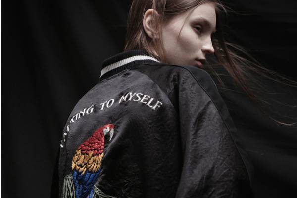 ヨウジヤマモト「S'YTE」新作ウェア、“オウム”刺繍入りスカジャンやジャガード織りセットアップ