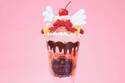 Q-pot CAFE.「カードキャプターさくら」コラボスイーツ“羽＆リボン添え”パフェ、クッキー缶も