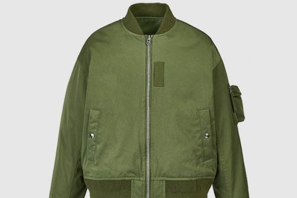 ジ・オニツカ新作“ミリタリーグリーン”のボンバージャケット＆スタッズ付きレザーシューズ
