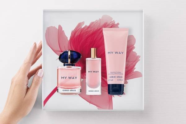 アルマーニ ビューティ「母の日」限定キット、“ホワイトフローラル香る”現品香水＆ボディローション