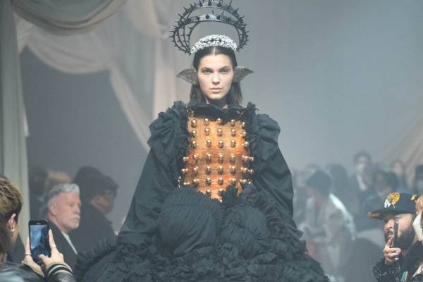 コッキ 2023年秋冬コレクション - 異種混淆のパッチワーク