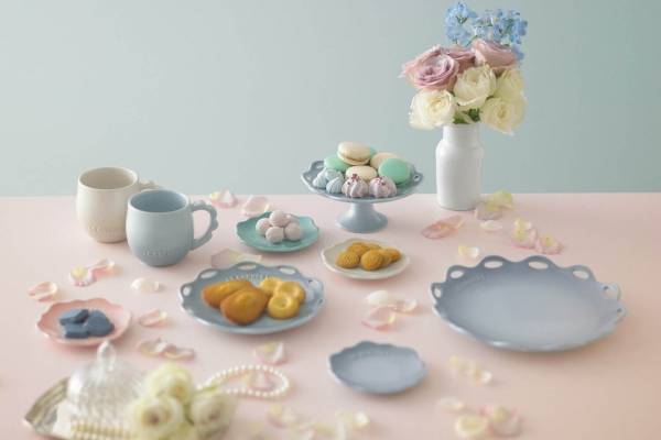 ル・クルーゼ新作“フラワー型”プレート＆カップ、ピンクやシルバーブルーなど優しいカラー