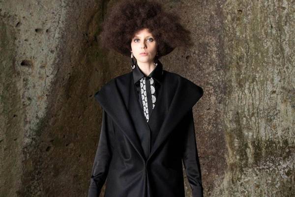 ヒロコ コシノ 2023-24年秋冬コレクション - 魔法と光が織りなす神秘的エネルギー