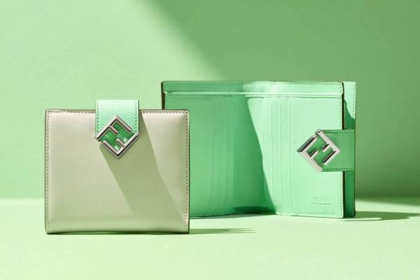 フェンディ新作ウォレット「FF ダイヤモンド」“FF”ロゴが輝く財布、グリーン×ホワイトのバイカラー