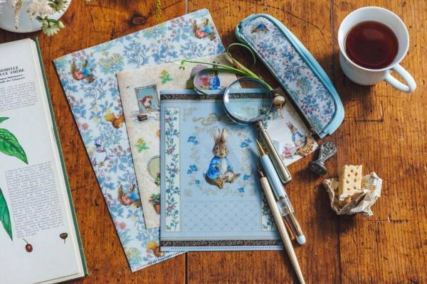 アフタヌーンティー×ピーターラビット、“ヴィンテージ風”ブック型小物入れ＆ポーチや文房具