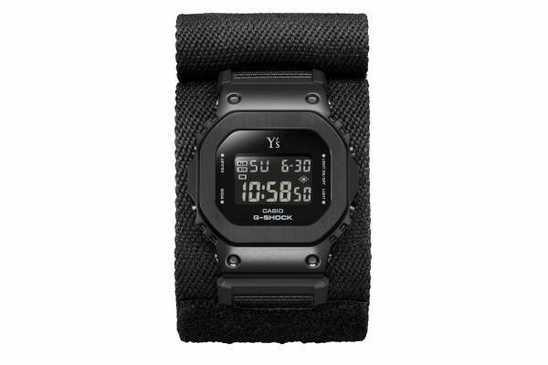 Y's x G-SHOCK“オールブラック”の限定腕時計、着脱可能な文字盤カバー付きクロスバンド