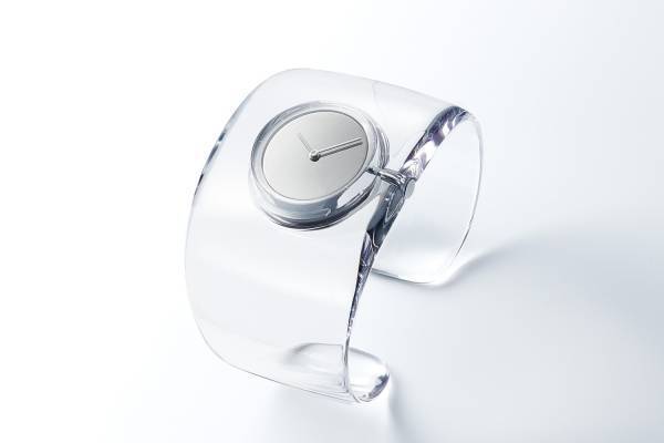 吉岡徳仁デザインのイッセイ ミヤケ ウオッチ“水”テーマの新作、太いスケルトンバングル