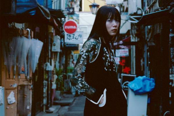 マメ クロゴウチ、すずらん柄刺繍のドレス＆花柄刺繍を施したバケットハット - 伊勢丹新宿店限定で