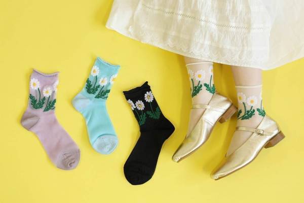 靴下屋×アデリアレトロの花柄ソックス、野ばなやチューリップ柄をチュールや刺繍で