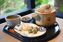 “枝垂桜”咲く京都の穴場お花見スポット「イクスカフェ祇園八坂」手焼きの団子＆わらび餅入りパフェ