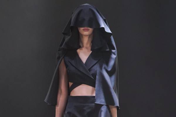 アキコアオキ 2023年秋冬コレクション - マリアの(非-)身振り