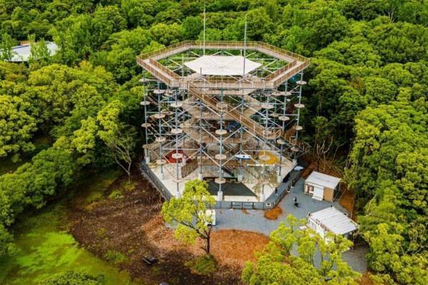 大阪・万博記念公園“世界最大級”アスレチックタワー「万博ビースト」リニューアル、新アクティビティも