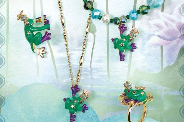 アナ スイ「カエル」モチーフの新作お守りジュエリー、“おどけた表情”の蛙リング＆ビーズブレスレット