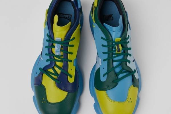 カンペールの“左右非対称”シューズ「ツインズ」新作、“タッセル付き”ローファー＆スニーカーなど