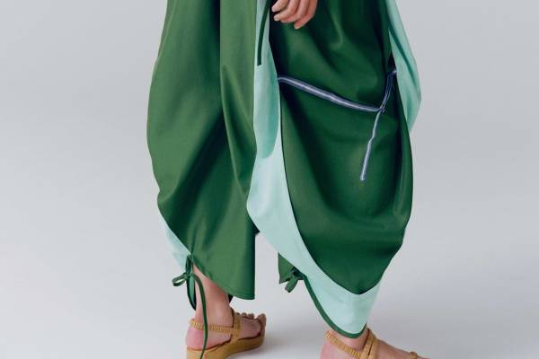 132 5. イッセイ ミヤケ新作ウェア「パックラフト」空気が入って膨らむ“ボート”をイメージ