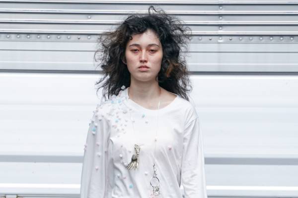 サヤカアサノ 2023年秋冬コレクション - いとおしく、いたわしい、寝起きの瞬間