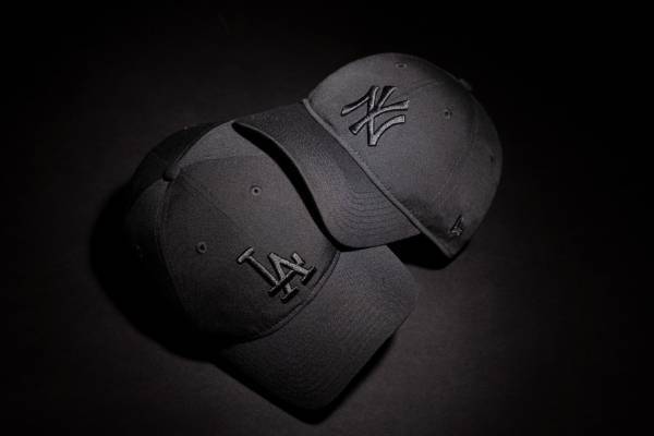 ワイルドサイド ヨウジヤマモト×ニューエラの“オールブラック”キャップ、ボディにウールギャバジン使用